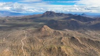 Wasson Tepesi, Arizona AZ, ABD 'nin Tucson kentindeki Saguaro Ulusal Parkı' ndaki Tucson Dağı Bölgesi 'nde Sonoran Çölü manzaralı hava manzarası.. 