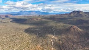 Wasson Tepesi, Arizona AZ, ABD 'nin Tucson kentindeki Saguaro Ulusal Parkı' ndaki Tucson Dağı Bölgesi 'nde Sonoran Çölü manzaralı hava manzarası.. 