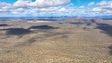 Wasson Tepesi, Arizona AZ, ABD 'nin Tucson kentindeki Saguaro Ulusal Parkı' ndaki Tucson Dağı Bölgesi 'nde Sonoran Çölü manzaralı hava manzarası.. 