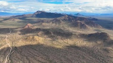 Wasson Tepesi, Arizona AZ, ABD 'nin Tucson kentindeki Saguaro Ulusal Parkı' ndaki Tucson Dağı Bölgesi 'nde Sonoran Çölü manzaralı hava manzarası.. 