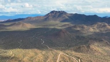 Wasson Tepesi, Arizona AZ, ABD 'nin Tucson kentindeki Saguaro Ulusal Parkı' ndaki Tucson Dağı Bölgesi 'nde Sonoran Çölü manzaralı hava manzarası.. 