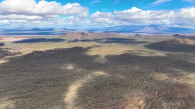 Wasson Tepesi, Arizona AZ, ABD 'nin Tucson kentindeki Saguaro Ulusal Parkı' ndaki Tucson Dağı Bölgesi 'nde Sonoran Çölü manzaralı hava manzarası.. 