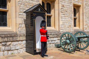 Londra Kulesi, Londra, İngiltere 'deki Waterloo Bloğu' nun önünde piyade üniforması içinde King 's Life Guard. Tower of London, 1988 yılından beri UNESCO 'nun Dünya Mirasları Alanıdır..  