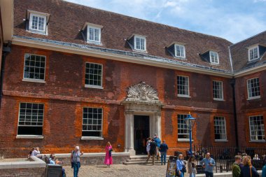 London Tower of London 'daki atölye Thames Nehri' nin kuzey kıyısında bulunan tarihi bir kaledir. Tower of London, 1988 yılından beri UNESCO 'nun Dünya Mirasları Alanıdır..  