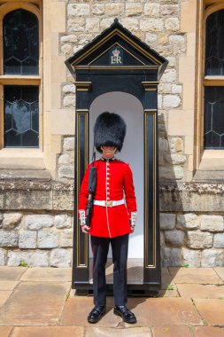 Londra Kulesi, Londra, İngiltere 'deki Waterloo Bloğu' nun önünde piyade üniforması içinde King 's Life Guard. Tower of London, 1988 yılından beri UNESCO 'nun Dünya Mirasları Alanıdır..  