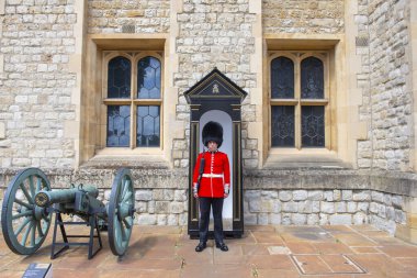Londra Kulesi, Londra, İngiltere 'deki Waterloo Bloğu' nun önünde piyade üniforması içinde King 's Life Guard. Tower of London, 1988 yılından beri UNESCO 'nun Dünya Mirasları Alanıdır..  