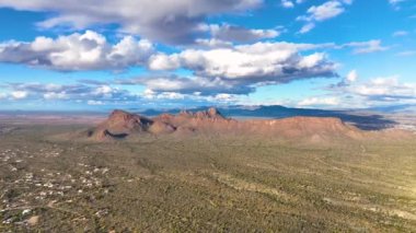 Panter Tepesi ve Safford Tepesi, ABD 'nin Arizona AZ kentindeki Saguaro Ulusal Parkı' ndaki Tucson Dağı Bölgesi 'nde Sonoran Çölü manzarası ile hava manzaralı.. 