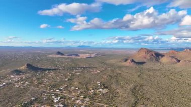 Panter Tepesi ve Safford Tepesi, ABD 'nin Arizona AZ kentindeki Saguaro Ulusal Parkı' ndaki Tucson Dağı Bölgesi 'nde Sonoran Çölü manzarası ile hava manzaralı.. 