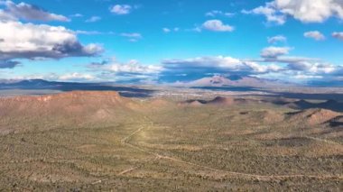 Santa Catalina Dağları 'ndaki Kimball Dağı ve Lemmon Dağı' nın hava manzarası ABD 'nin Tucson, Arizona AZ kentindeki Saguaro Ulusal Parkı' ndaki Tucson Dağı bölgesinden Sonoran Çölü manzarası ile birlikte.. 