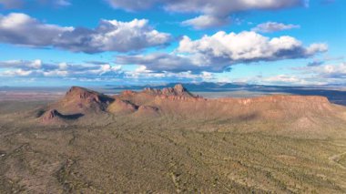 Panter Tepesi ve Safford Tepesi, ABD 'nin Arizona AZ kentindeki Saguaro Ulusal Parkı' ndaki Tucson Dağı Bölgesi 'nde Sonoran Çölü manzarası ile hava manzaralı.. 