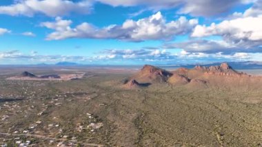 Panter Tepesi ve Safford Tepesi, ABD 'nin Arizona AZ kentindeki Saguaro Ulusal Parkı' ndaki Tucson Dağı Bölgesi 'nde Sonoran Çölü manzarası ile hava manzaralı.. 