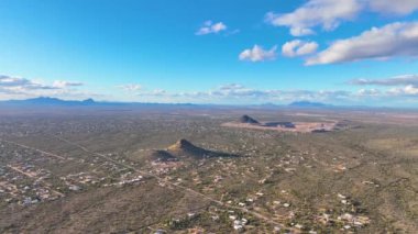 Panter Tepesi ve Safford Tepesi, ABD 'nin Arizona AZ kentindeki Saguaro Ulusal Parkı' ndaki Tucson Dağı Bölgesi 'nde Sonoran Çölü manzarası ile hava manzaralı.. 