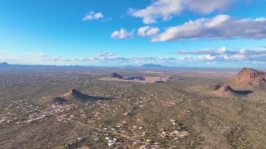 Panter Tepesi ve Safford Tepesi, ABD 'nin Arizona AZ kentindeki Saguaro Ulusal Parkı' ndaki Tucson Dağı Bölgesi 'nde Sonoran Çölü manzarası ile hava manzaralı.. 
