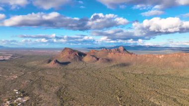Panter Tepesi ve Safford Tepesi, ABD 'nin Arizona AZ kentindeki Saguaro Ulusal Parkı' ndaki Tucson Dağı Bölgesi 'nde Sonoran Çölü manzarası ile hava manzaralı.. 