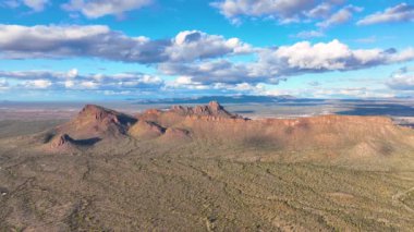 Panter Tepesi ve Safford Tepesi, ABD 'nin Arizona AZ kentindeki Saguaro Ulusal Parkı' ndaki Tucson Dağı Bölgesi 'nde Sonoran Çölü manzarası ile hava manzaralı.. 