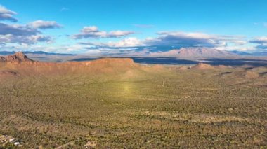 Santa Catalina Dağları 'ndaki Kimball Dağı ve Lemmon Dağı' nın hava manzarası ABD 'nin Tucson, Arizona AZ kentindeki Saguaro Ulusal Parkı' ndaki Tucson Dağı bölgesinden Sonoran Çölü manzarası ile birlikte.. 
