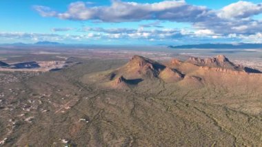 Panter Tepesi ve Safford Tepesi, ABD 'nin Arizona AZ kentindeki Saguaro Ulusal Parkı' ndaki Tucson Dağı Bölgesi 'nde Sonoran Çölü manzarası ile hava manzaralı.. 