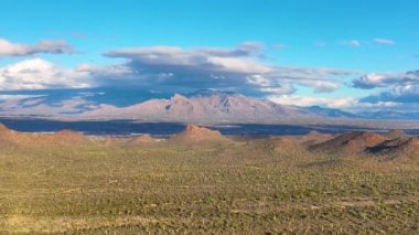 Santa Catalina Dağları 'ndaki Kimball Dağı ve Lemmon Dağı' nın hava manzarası ABD 'nin Tucson, Arizona AZ kentindeki Saguaro Ulusal Parkı' ndaki Tucson Dağı bölgesinden Sonoran Çölü manzarası ile birlikte.. 