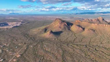 Panter Tepesi ve Safford Tepesi, ABD 'nin Arizona AZ kentindeki Saguaro Ulusal Parkı' ndaki Tucson Dağı Bölgesi 'nde Sonoran Çölü manzarası ile hava manzaralı.. 
