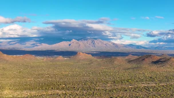 サンタカタリナ山脈のキンボール山とレモン山の空中風景とソノラ砂漠の風景米国アリゾナ州ツーソン市のサガロ国立公園のツーソン山地区から — ストック動画
