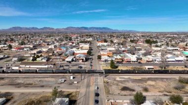 Willcox 'un WMaley Caddesi' ndeki tren yolu üzerindeki hava görüntüsü tarihi şehir merkezi Willcox, Arizona AZ, ABD 'de.. 