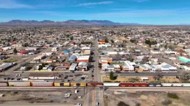 Willcox 'un WMaley Caddesi' ndeki tren yolu üzerindeki hava görüntüsü tarihi şehir merkezi Willcox, Arizona AZ, ABD 'de.. 