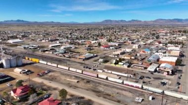 Willcox 'un WMaley Caddesi' ndeki tren yolu üzerindeki hava görüntüsü tarihi şehir merkezi Willcox, Arizona AZ, ABD 'de.. 