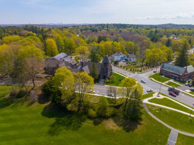 Weston, Massachusetts MA, ABD 'nin tarihi şehir merkezinde 349 Boston Post Yolu' ndaki Birinci Kilise. 