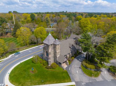 Weston, Massachusetts MA, ABD 'nin tarihi şehir merkezinde 349 Boston Post Yolu' ndaki Birinci Kilise. 