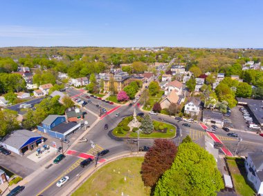Saugus tarihi şehir merkezinin ilkbaharda ana caddedeki hava manzarası, Central Street, Saugus, Massachusetts MA, ABD 'deki anıt meydanı ve belediye binası da dahil olmak üzere.. 
