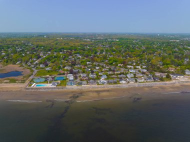 ABD 'nin Massachusetts MA, Swampscott kasabasındaki Phillip' s Beach yakınlarında ilkbaharda tarihi sahil evi havacılık manzarası. 