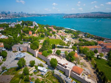 Türkiye 'nin tarihi İstanbul kentinde, Sultanahmet' teki Topkapı Sarayı 'nın arka planında İstanbul Boğazı yer alıyor. İstanbul Tarihi Alanları, 1985 yılından bu yana UNESCO 'nun Dünya Mirasları Alanıdır.. 