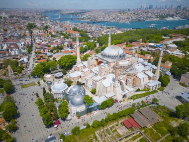 İstanbul 'un tarihi kenti Sultanahmet' in arka planında Altın Boynuz 'un yer aldığı Ayasofya hava manzarası. İstanbul Tarihi Alanları, 1985 yılından bu yana UNESCO 'nun Dünya Mirasları Alanıdır.. 