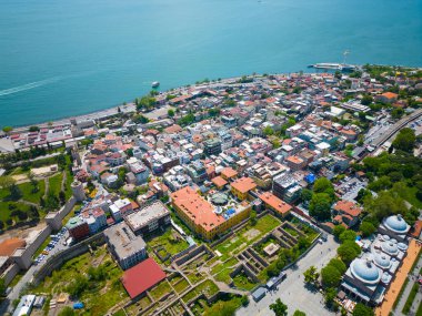 Türkiye 'nin tarihi İstanbul kentinin arka planında Marmara Denizi ile Sultanahmet tarihi hava manzarası yer alıyor. İstanbul Tarihi Alanları, 1985 yılından bu yana UNESCO 'nun Dünya Mirasları Alanıdır.. 