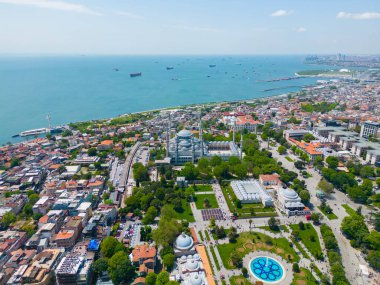 Sultanahmet 'in tarihi İstanbul kenti Sultanahmet' te Marmara Denizi 'ne bakan Mavi Cami Sultanı Ahmet Camii hava manzaralı. İstanbul Tarihi Alanları, 1985 yılından bu yana UNESCO 'nun Dünya Mirasları Alanıdır.. 