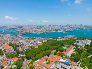 Türkiye 'nin tarihi İstanbul kentinde, Sultanahmet' te Haliç ve Beyoğlu ilçeleriyle Topkapı Sarayı 'nın hava manzarası. İstanbul Tarihi Alanları, 1985 yılından bu yana UNESCO 'nun Dünya Mirasları Alanıdır.. 