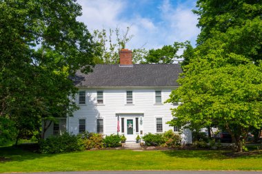 Bedford, Massachusetts MA, ABD 'nin tarihi şehir merkezinde 1 Mudge Yolu' nda tarihi koloni tarzı bina.. 