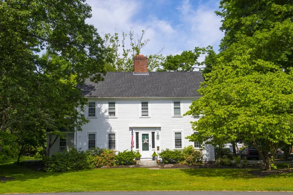 Bedford, Massachusetts MA, ABD 'nin tarihi şehir merkezinde 1 Mudge Yolu' nda tarihi koloni tarzı bina.. 