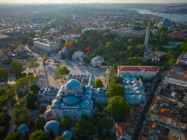 Beyazit Camii ve İstanbul Üniversitesi tarihi İstanbul ilinin Beyazit Meydanı 'nda gün batımında hava manzarası. İstanbul Tarihi Alanları, 1985 yılından bu yana UNESCO 'nun Dünya Mirasları Alanıdır..  