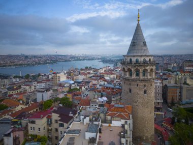 Türkiye 'nin tarihi kenti İstanbul' da Beyoğlu 'nda sabah alacakaranlığı ile Galata Kulesi hava manzarası. İstanbul Tarihi Alanları, 1985 yılından bu yana UNESCO 'nun Dünya Mirasları Alanıdır.. 