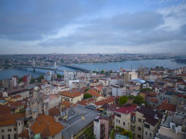 Golden Horn Köprüsü ve Atatürk Köprüsü Haliç ve Beyoğlu üzerinde tarihi bölge hava manzaralı tarihi İstanbul, Türkiye 'de sabah alacakaranlığı. İstanbul 'un Tarihi Alanları Dünya Mirası Alanı. 