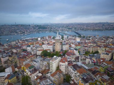 Türkiye 'nin tarihi kenti İstanbul' da Beyoğlu 'nda sabah alacakaranlığı ile Galata Kulesi hava manzarası. İstanbul Tarihi Alanları, 1985 yılından bu yana UNESCO 'nun Dünya Mirasları Alanıdır.. 