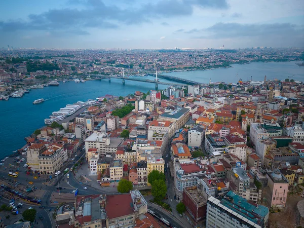 Golden Horn Köprüsü ve Atatürk Köprüsü Haliç ve Beyoğlu üzerinde tarihi bölge hava manzaralı tarihi İstanbul, Türkiye 'de sabah alacakaranlığı. İstanbul 'un Tarihi Alanları Dünya Mirası Alanı. 