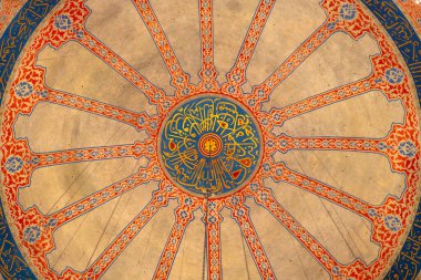 Sultanahmet 'in tarihi İstanbul ilinin Sultanahmet ilçesindeki Mavi Cami Sultanı Ahmet Camii kubbesinin tavanı. İstanbul Tarihi Alanları UNESCO 'nun Dünya Mirasları Bölgesi.