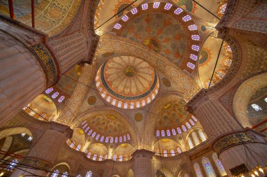 Sultanahmet 'in tarihi İstanbul ilinin Sultanahmet ilçesindeki Mavi Cami Sultanı Ahmet Camii kubbesinin tavanı. İstanbul Tarihi Alanları UNESCO 'nun Dünya Mirasları Bölgesi.