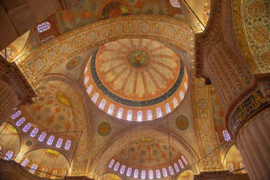 Sultanahmet 'in tarihi İstanbul ilinin Sultanahmet ilçesindeki Mavi Cami Sultanı Ahmet Camii kubbesinin tavanı. İstanbul Tarihi Alanları UNESCO 'nun Dünya Mirasları Bölgesi.