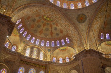 Sultanahmet 'in tarihi İstanbul ilinin Sultanahmet ilçesindeki Mavi Cami Sultanı Ahmet Camii kubbesinin tavanı. İstanbul Tarihi Alanları UNESCO 'nun Dünya Mirasları Bölgesi.