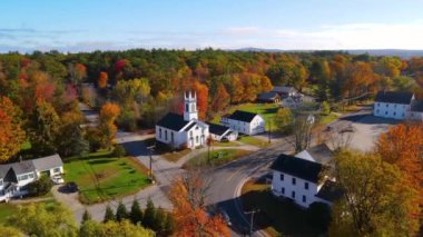 Chichester Birleşik Metodist Kilisesi hava görüntüsü 45 Main Caddesi 'nde New Hampshire NH, ABD' nin tarihi şehir merkezinde.. 