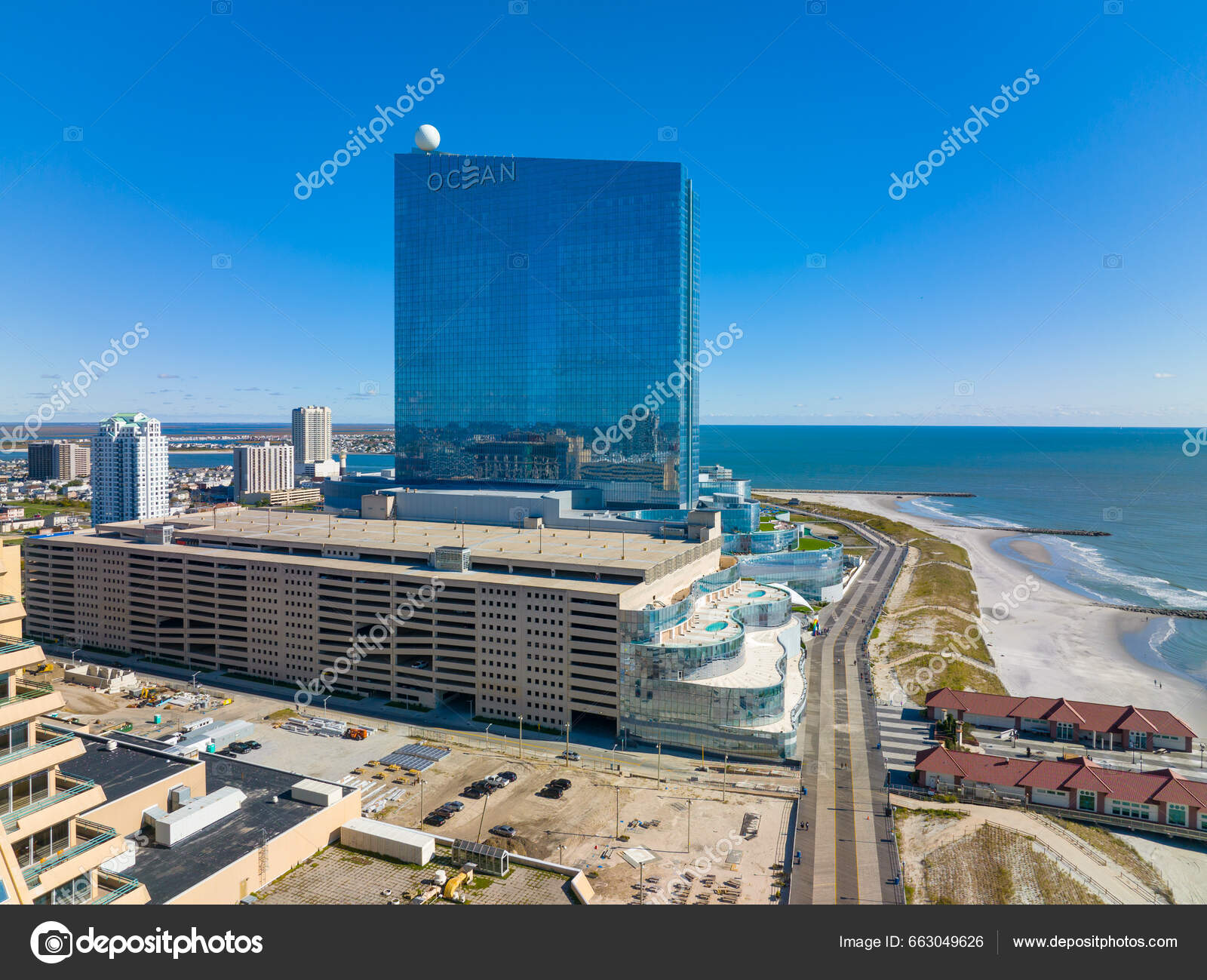 美国新泽西州亚特兰大市木板路的海洋赌场度假村空中景观—— 库存社论照片© jiawangkun #663049626