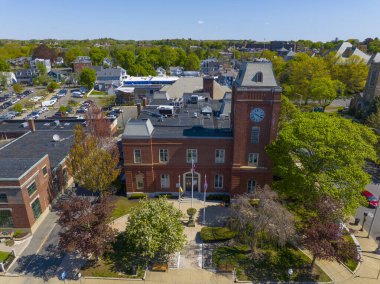 Melrose City Hall 'un tarihi şehir merkezi olan Massachusetts MA' daki 562 Ana Cadde 'deki hava görüntüsü.. 